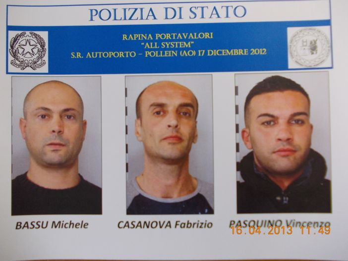 I tre arrestati e, nella foto in basso da destra, il dirigente della Squadra mobile della Questura di Torino Fulvia Morsaniga, il dirigente della Squadra mobile della Questura di Aosta Nicola Donadio e il sostituto commissario Valter Martina, mentre illustrano l'operazione