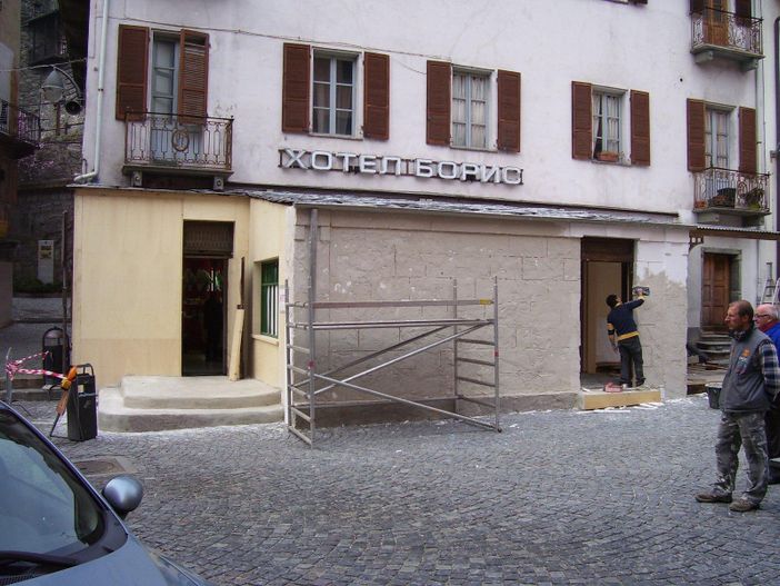 Operai al lavoro per 'ridisegnare' il centro di Verres