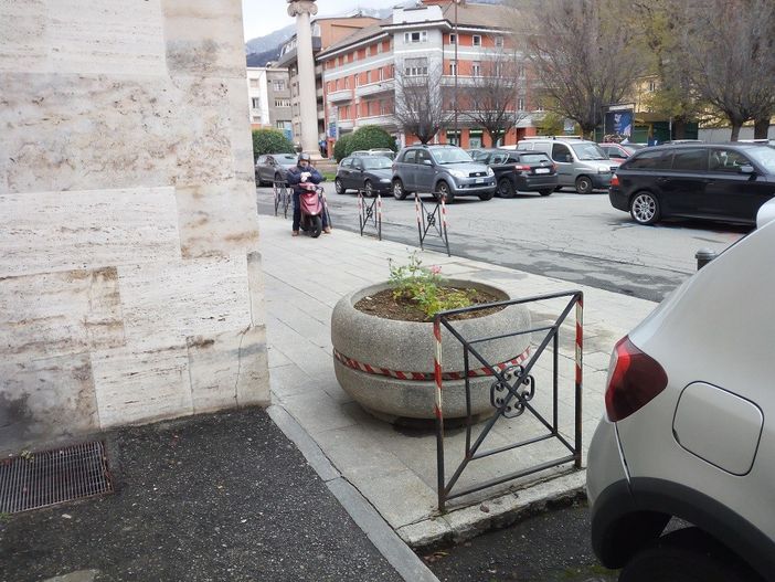 La fioriera che impedisce il passaggio pedonale sul marciapiede