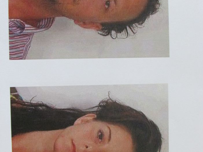 Andrea Ottonelli ed Elisa Musu. In basso, il dirigente Nicola Donadio e il sostituto commissario Valter Martina illustrano l'operazione