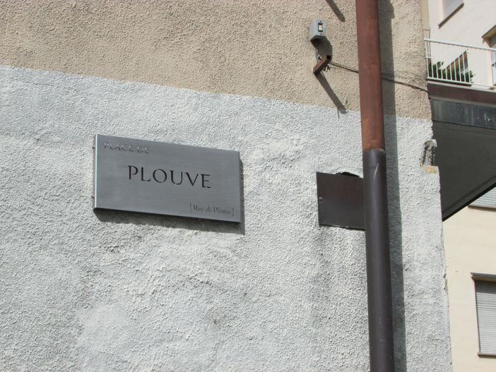 ENTI LOCALI: Nuove targhe stradali nel centro di Aosta, e piazza Plouves perde la 's'