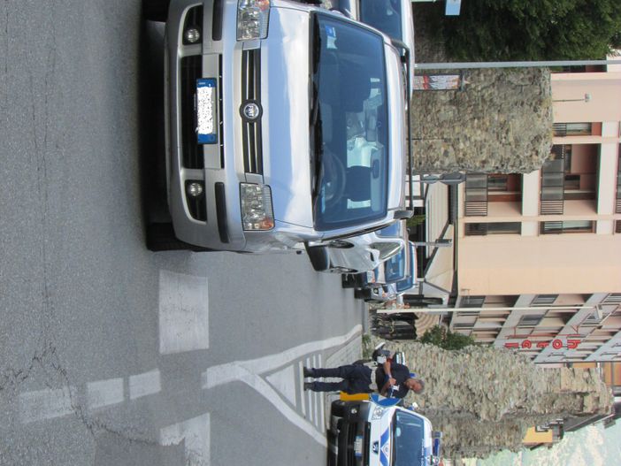 Gli agenti della polizia locale effettuano i rilievi dell'incidente