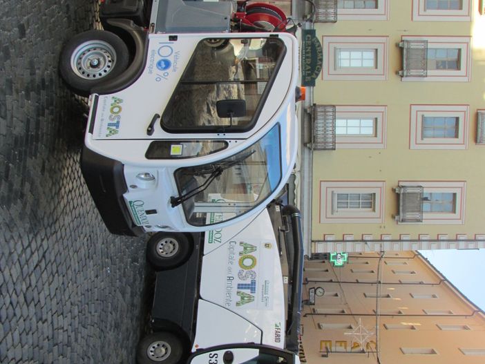 Due moderni automezzi elettrici della ditta Quendoz