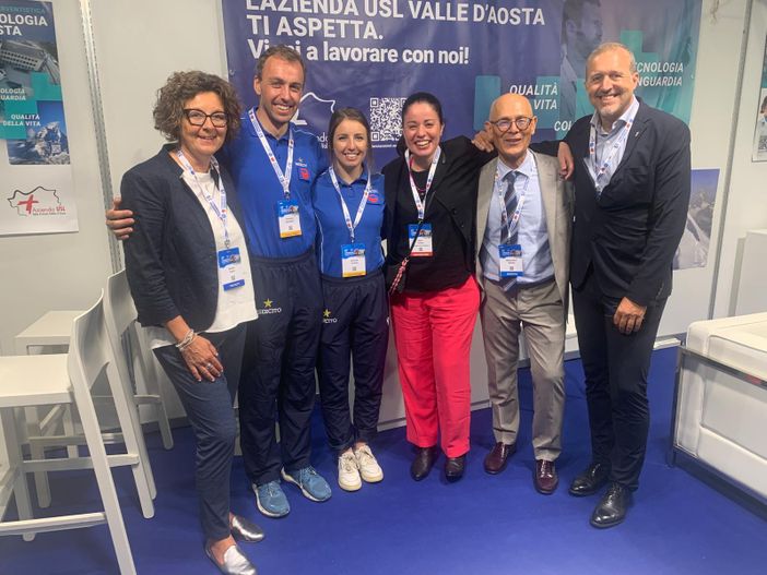 da sx la radiologa Monica Alessi, l'atleta valdostano Francesco De Fabiani, l'atleta valdostana Samuela Comola, la radiologa Dany Furfaro, il Direttore della Radiologia Massimiliano Natrella, il Presidente del Coni VdA Jean Dondeynaz