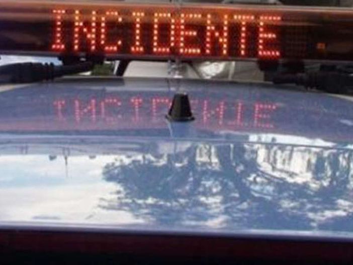 Donna ferita nell'auto ribaltata Donna ferita nell'auto ribaltata