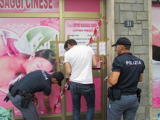 Il sequestro del 'Centro massaggi Elena' in via Chavanne Il sequestro del 'Centro massaggi Elena' in via Chavanne