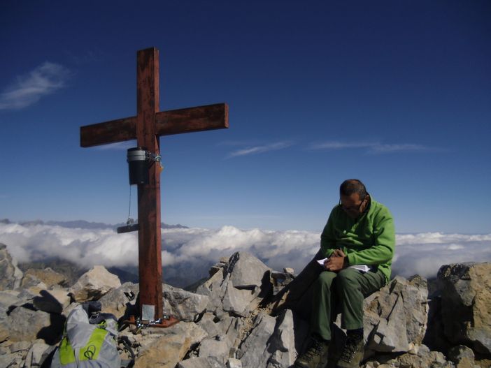 In scrittura sul libro di vetta (Rocca la Meja) ph. Lodovico Marchisio