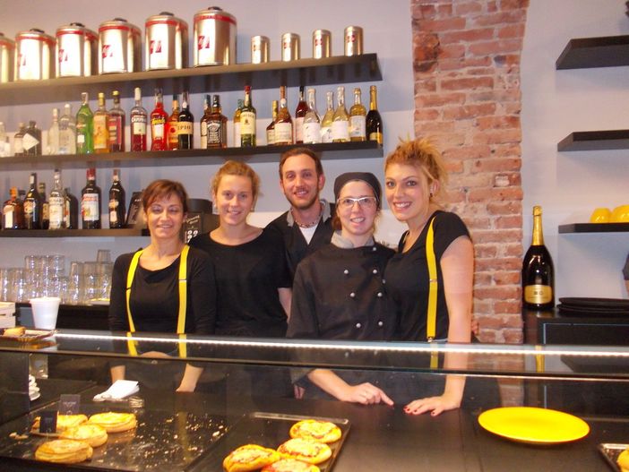 Lo staff: Tatiana Riva, Elisabetta Cammareri, Gianluca Mafrica e la compagna Alice Soffiati, compagna del titolare, e Patrizia Ponticelli