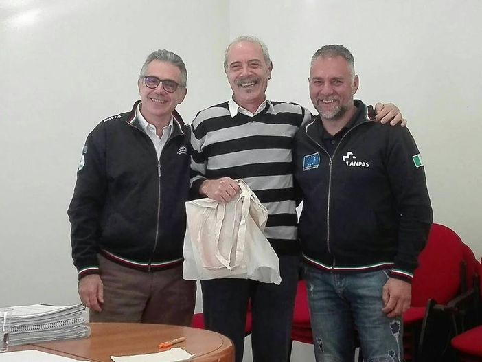 Al centro il presidente dell'associazione dei volontari del soccorso Mont-Rose di Donnas, Paolo Carlino, tra il presidente ANPAS dottor Fabrizio Pregliasco e il coordinatore della Federazione Regionale dei volontari del soccorso della Valle d'Aosta Mauro Cometto