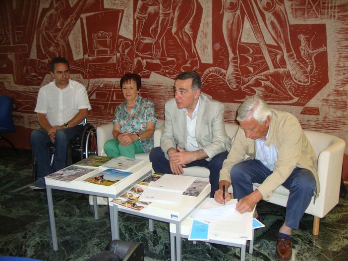 Egidio Marchese presidente Disval, Giovanna Rabbia in Piccolo presidente Avres, Giuseppe Villani direttore della sede regionale INAIL e Michele Tropiano delegato regionale Cip firmano la convenzione