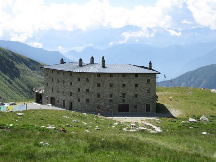 Sequestrati dal Nas 400 chili di alimenti scaduti al rifugio Arp di Brusson