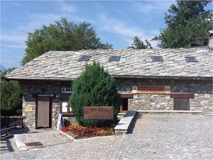 Saint-Denis: Arriva Babbo Natale e si porta via il negozio di alimentari