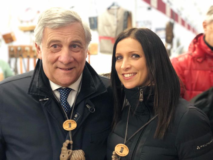Emily Riny in una foto di repertorio con ol vice presidente di Forza Italia, Antonio Tajani Emily Riny in una foto di repertorio con ol vice presidente di Forza Italia, Antonio Tajani