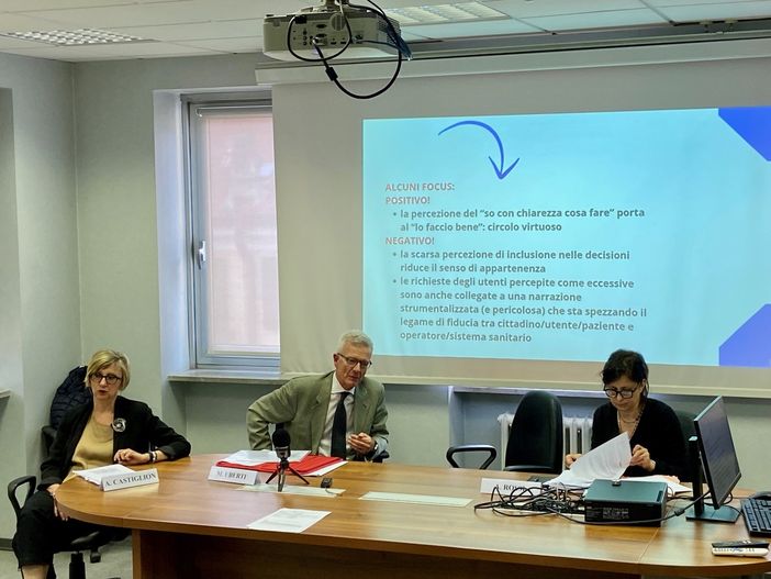 da sn: Dott.ssa Anna Castiglion, Presidente del CUG, Il Direttore Generale USL Massimo Uberti e la Professoressa Alessia Rossi da sn: Dott.ssa Anna Castiglion, Presidente del CUG, Il Direttore Generale USL Massimo Uberti e la Professoressa Alessia Rossi