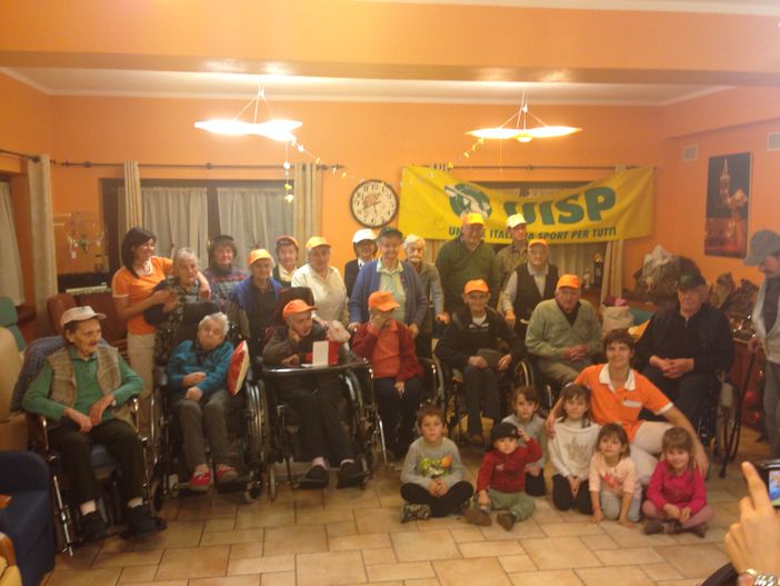 Foto di gruppo con gli ospiti della microcomunità e gli operatori della Uisp