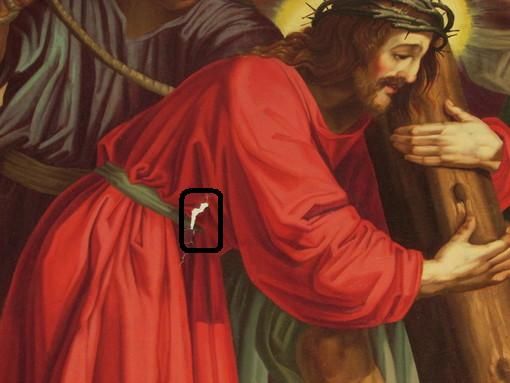 Il pannello della Via Crucis danneggiato durante la preparazione del Concerto di Pasqua. In basso, alcuni quadri raffiguranti le diverse stazioni