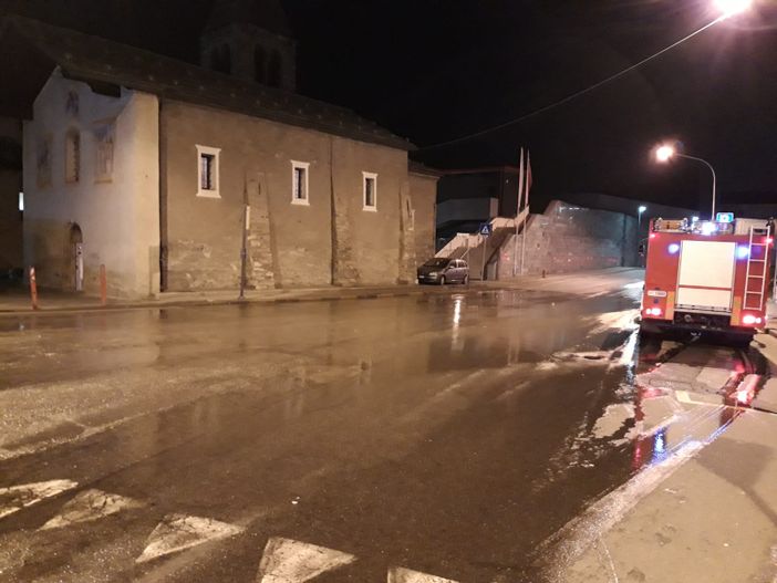 Aosta: Scoppia acquedotto allagata piazza Salvadori pronto intervento dei Vigili del fuoco