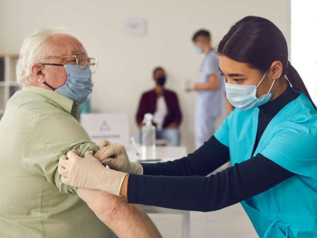 Foto di repertorio. In basso nell'articolo una recente tabella delle categorie vaccinate. Si nota che la categoria Altro ha un numero di vaccinati pari, o quasi, agli over 80