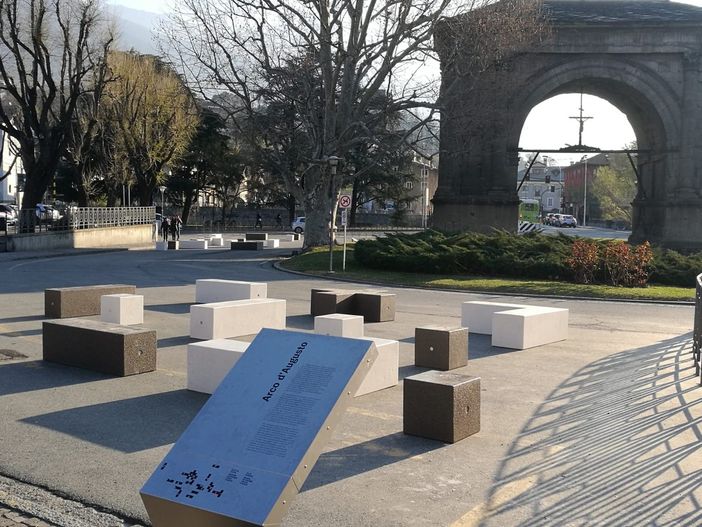 Aosta: Presentato quesito referendario sulla pedonalizzazione all'Arco d'Augusto