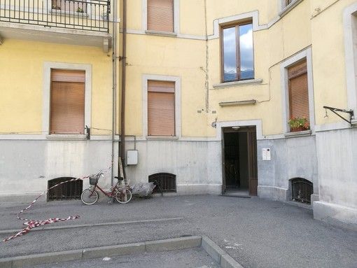 Carabinieri vicini a identificazione cadavere rinvenuto al quartiere Cogne Carabinieri vicini a identificazione cadavere rinvenuto al quartiere Cogne