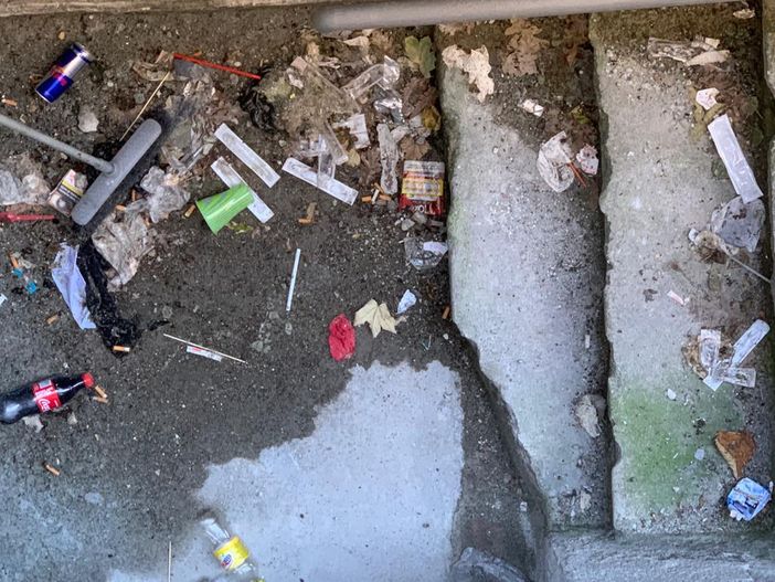 Aosta: Siringhe usate e immondizie in uno spazio di accesso della scuola San Francesco Aosta: Siringhe usate e immondizie in uno spazio di accesso della scuola San Francesco