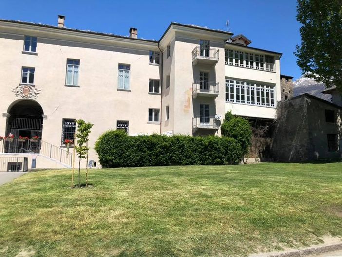 Manutenzione del verde in piazza Plouves