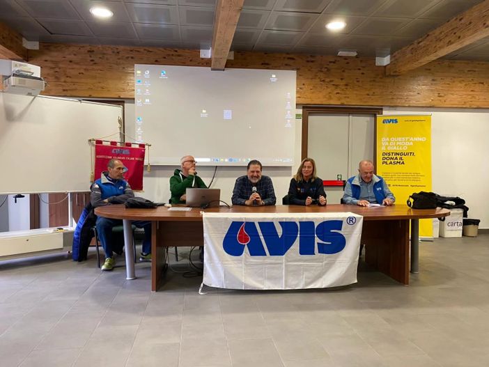 Nella foto al tavolo da sinistra Umberto Mattone (Avis), Francesco Pellicanò (Avis), Presidente Avis Aosta, Daniele Scano, Cristina Marchesini, Dirigente ITPR Aosta, e il Vicepresidente Avis AOsta, Aldo Meinardi, responsabile del progetto.