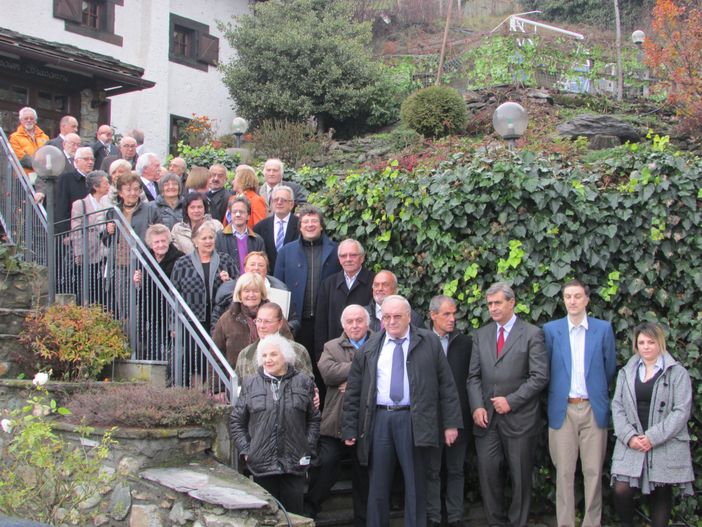 Foto di gruppo dei nuovi 'maestri' di Confcommercio. In basso, i premiati