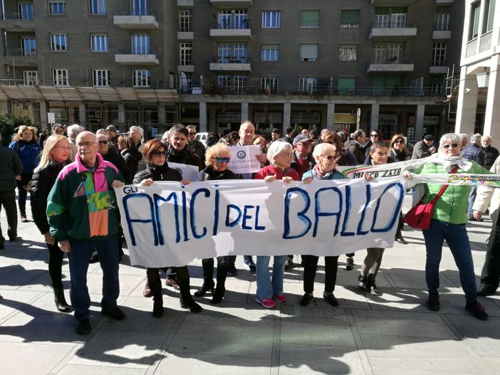 Utenti dei corsi di ballo del Ccs durante il presidio nel piazzale del Palazzo della Regione nel marzo scorso Utenti dei corsi di ballo del Ccs durante il presidio nel piazzale del Palazzo della Regione nel marzo scorso