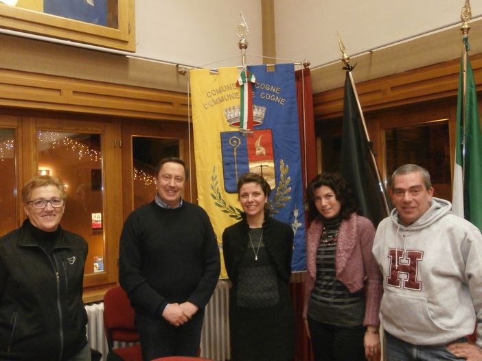 Nella foto, in centro, la vincitrice del concorso letterario, Silvia Cristina Nossa; alla sua sinistra il Sindaco di Cogne, Franco Allera; alla sua destra, l'Assessore comunale all'istruzione pubblica, nonché Presidente della Commissione di gestione della biblioteca comunale, Chantal Burland; all'estremo destro e sinistro, due dei componenti la commissione di valutazione del concorso letterario