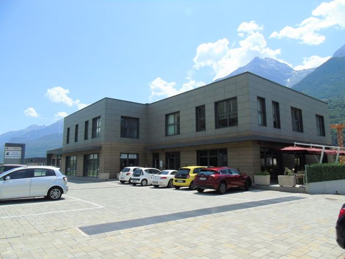 CASA SUBITO IN VALLE D'AOSTA: Grande locale commerciale sulla Statale 26 a Quart CASA SUBITO IN VALLE D'AOSTA: Grande locale commerciale sulla Statale 26 a Quart