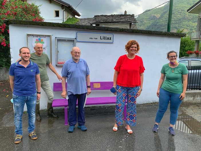 A Donnas la prima panchina viola della gentilezza