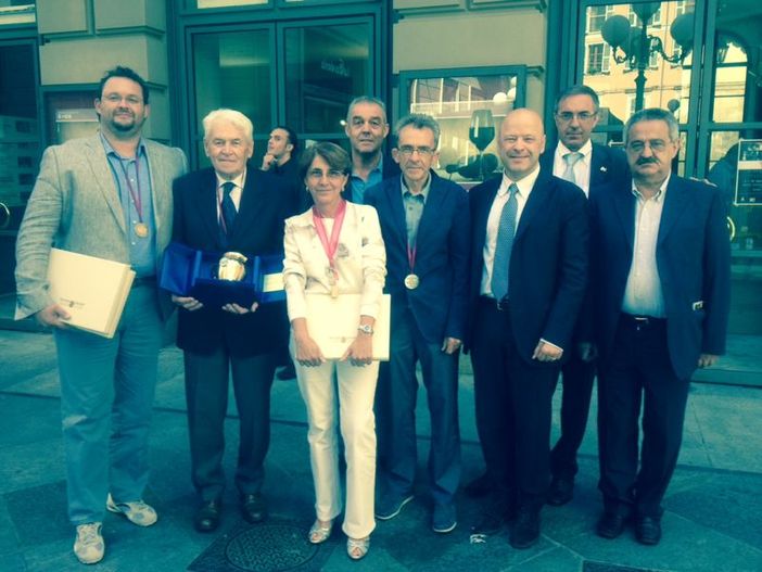 Dino Darensod, presidente della Cave des Onzes Communes, mostra l'oscar insieme alla delegazione valdostana