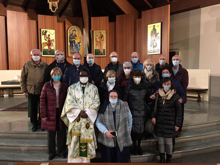 Foto di gruppo prima della parteza delle suore. Foto di gruppo prima della parteza delle suore.