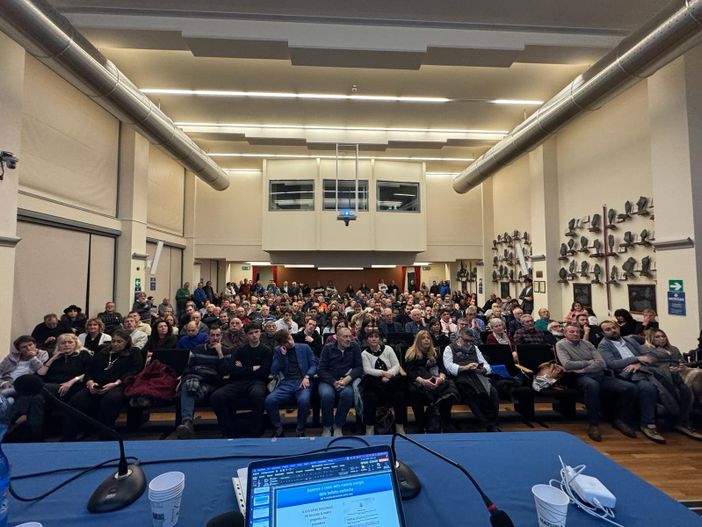 Il costo della materia energia sulla bolletta: raccolte le 300 firme nella serata di Forza Italia