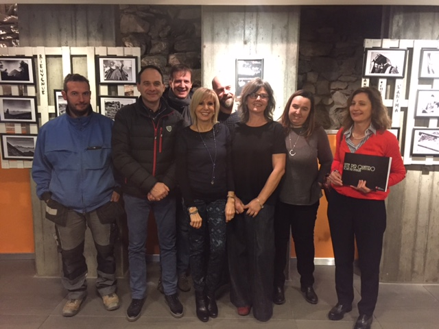 Igor Edifizi (corsista), Michel Martinet (sindaco), Nilla Lenzi (corsista), Elisabetta Dugros (corsista), Erika Guichardaz (Assessore ), Susi Petit-Pierre (Presidente biblioteca), Maurizio Galasso (corsista), Ugo Lucio Borga (fotogiornalista)