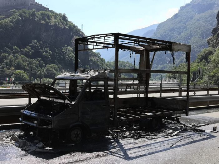Furgone a fuoco in autostrada a Hone