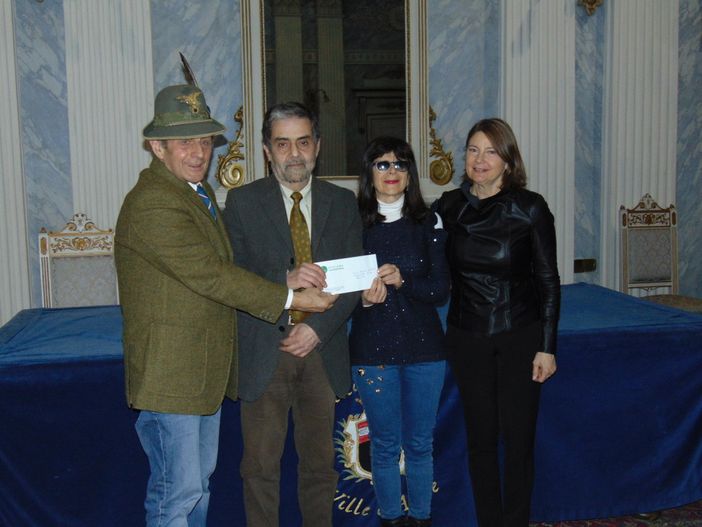 Carlo Gobbo consegna l'assegno Bistrot Ana all'Unione Ciechi VdA