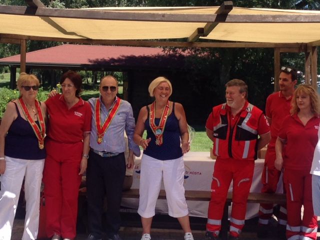 Foto di gruppo per gli Anysetiers (al centro la presidente della sezione valdostana, Anna Maria Traversa) in festa al Club Les Iles di Brissogne