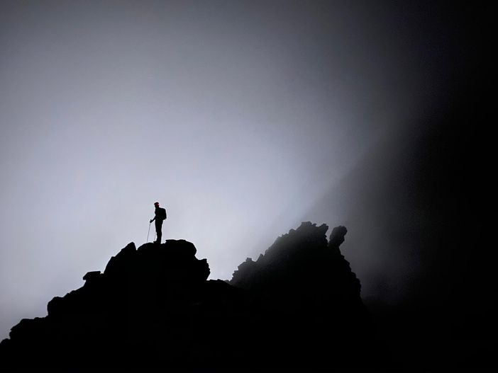 Una guida impegnata nella ricerca dei due alpinisti Una guida impegnata nella ricerca dei due alpinisti