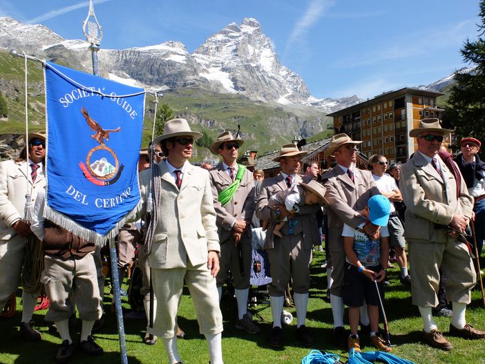 A ferragosto festa guide alpine e maestri di sci ai piedi del Cervino