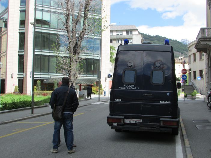 Un cellullare della polizia penitenziaria all'ingresso del tribunale di Aosta