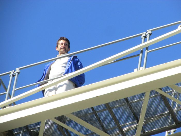 Costantino Morana sulla gru. Nell'articolo, l'imprenditore in cima alla struttra e l'arrivo dei carabinieri