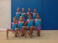 Foto di gruppo per le campiocine della Gym. In basso Greta Di Carlo e Giulia Bellodi sul podio. Sofia Righi