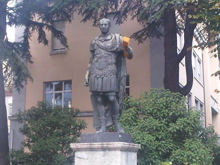 Giulio Cesare con la spugna in mano, ma il Comune fa finta di niente