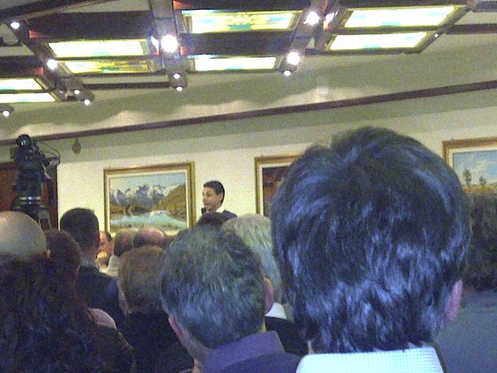 Laurent Viérin spiega ai convenuti all'assemblea di Fenis le ragioni della scissione (Fonte Konrad M.) Laurent Viérin spiega ai convenuti all'assemblea di Fenis le ragioni della scissione (Fonte Konrad M.)