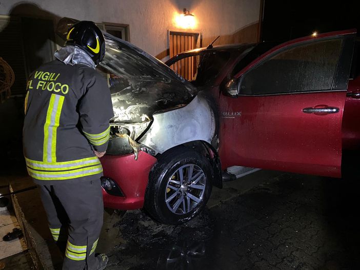 Auto a fuoco nella notte a Verres