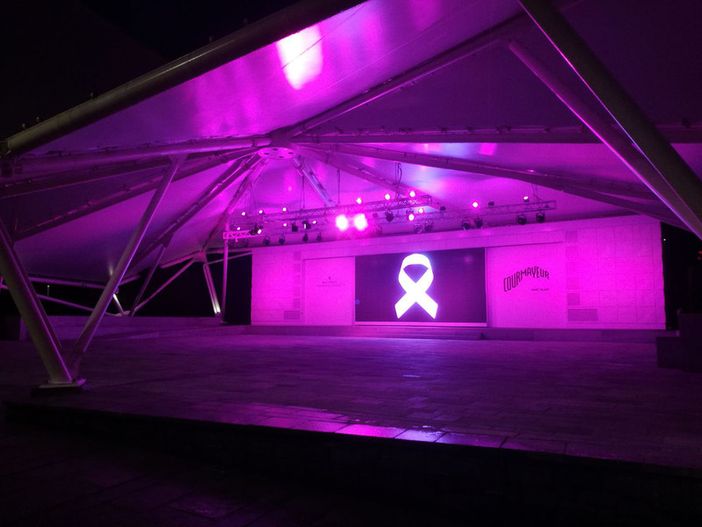 Il Jardin de l'Ange illuminato per la campagna sociale 'Nastro Rosa' Il Jardin de l'Ange illuminato per la campagna sociale 'Nastro Rosa'