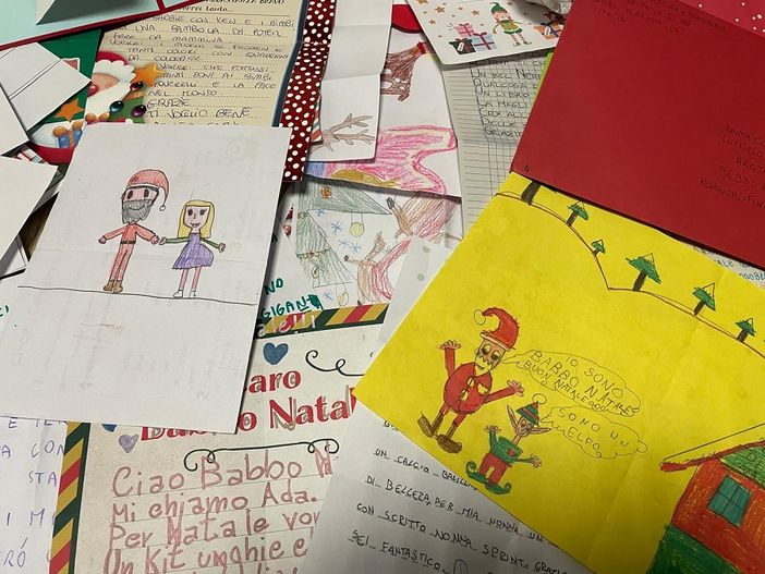 Negli uffici postali le cassette per spedire le letterine a Gesù Bambino e Babbo Natale Negli uffici postali le cassette per spedire le letterine a Gesù Bambino e Babbo Natale