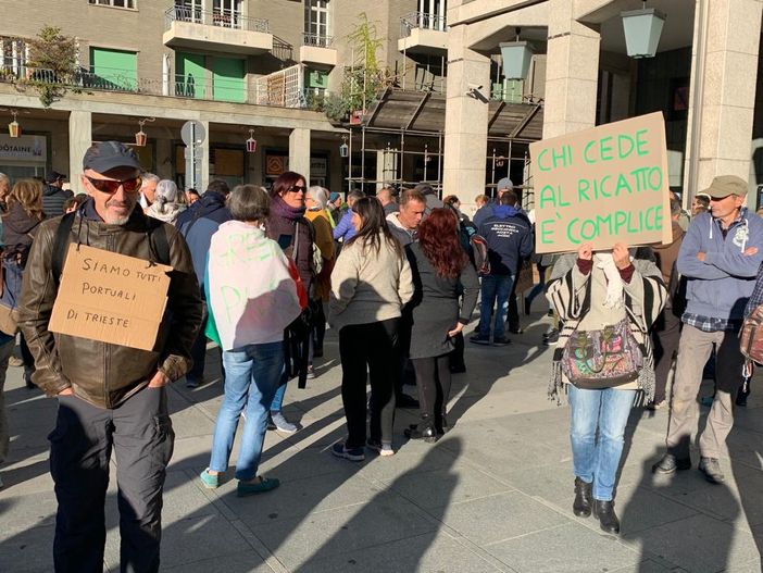 Lavoratori 'no green pass' protestano sotto le finestre del Palazzo regionale Lavoratori 'no green pass' protestano sotto le finestre del Palazzo regionale